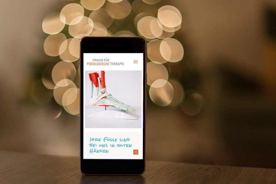 Ansicht der Website der podologischen Praxis auf einem Smartphone.