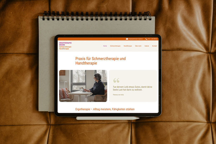 Websiteansicht der Ergotherapie-Praxis Mugke auf einem Tablet.