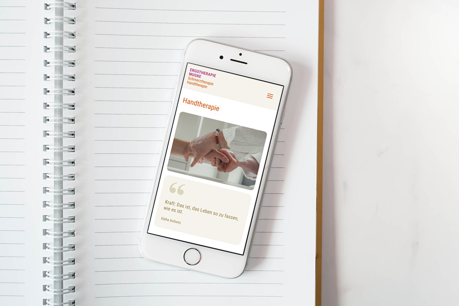 Websiteansicht der Ergotherapie-Praxis Mugke auf einem Smartphone.